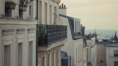 Paris cazibesi ve elde taşınabilir Super 8 tarzında çekilen şehir gezisi konsepti Paris 'teki binalar ve balkonlarda bulanık estetik romantik kaçamaklar, seyahat vlogları veya tarihi belgeseller yer alıyor.