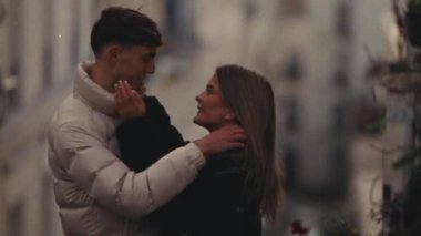 Romantik bir kaçış konseptini gösteren genç bir çift, Paris 'te bir şehir manzarasını kucaklıyor. Video klip, el kamerasıyla çekiliyor ve bulanık bir klasik seyahat romantizmi veya yaşam tarzı içeriği yaratıyor.