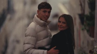 Romantik bir şehir gezisi. Bir çift Paris 'te kameraya el yapımı bulanık estetik seyahat ile süper 8 film tarzında poz veriyor. Romantik komedileri veya Avrupa şehirleriyle ilgili belgeselleri kaydediyor.