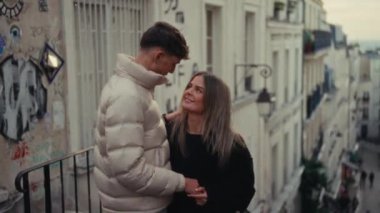 Paris 'te bir şehir gezisinde aşık bir çiftle romantik bir kaçamak. El kamerası ve bulanık estetik seyahat içeriği hedefleri ve klasik temalı projeler ile Super 8 film tarzında bir çekim. Romantik bir tatil.