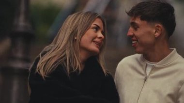 Paris 'te aşık bir çiftle romantik bir şehir gezisi elde taşınan Super 8 film tarzı editoryal ya da ticari projelerde bulanık bir nostaljik seyahat ilişkisi ya da yaşam tarzı içeriği yaratır.