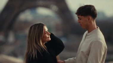 Romantik bir şehir gezisi konsepti. Paris 'te, arka planda Eyfel Kulesi olan, el kameralı, bulanık efektli seyahat içerikli romantik kaçamaklar ve Avrupa' da tatil promosyonları olan bir çift var.