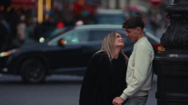 Paris 'te aşık bir çiftle romantik bir şehir gezisi konsepti sergilemek bulanık bir estetik ile elde taşınan Super 8 film stili klasik bir seyahat hissi katıyor romantik komedileri veya Avrupa' dan kaçış promosyonlarını.
