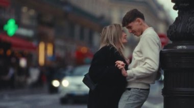 Romantik bir şehir gezisi. Aşık bir çift, Paris caddesinde bir sokak lambasına yaslanıyor. Süper 8 film tarzında, elde taşınabilir bulanık estetik ticari ya da editörlük projeleriyle çekiliyor.