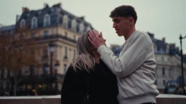 Paris 'te bir şehir gezisi sırasında birbirine aşık genç bir çift el kamerasıyla çekilmiş Süper 8 film tarzı seyahat romantik komedileri ya da Avrupa tatil reklamlarını görüntüler.