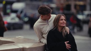 Romantik bir kaçış konseptini gösteren bir çift, Süper 8 film estetiğiyle Paris 'te bir şehir manzarasını kucaklıyor. El kamerası görüntüsü ve bulanık arka plan, klasik duygu seyahatinin romantik komedileri ya da Avrupa kültürü hakkındaki belgeselleri kaydediyor.