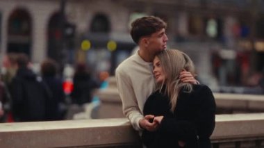 Romantik bir şehir gezisi. Paris 'te birbirine aşık genç bir çift, el kamerası ve arka plan seyahati ile Super 8 film tarzında çekim yapıyor. Romantik komedileri ya da Avrupa turizmiyle ilgili ticari projeleri kaydediyor.