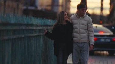 Paris 'te romantik bir kaçamak. Bir çift Super 8 film tarzında bir köprüde yürüyor. El kamerasıyla çekiliyor. Bulanık ve nostaljik bir yolculuk hissi yaratıyor.