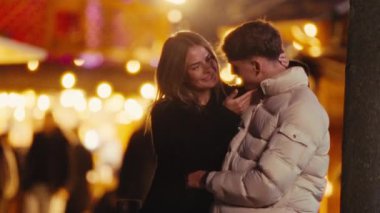 Romantik bir şehir seyahati konsepti, gece Paris 'te birbirini kucaklayan bir çiftin bulanık el hareketleriyle Süper 8 film çekimini gösteriyor. Bu klip seyahat sevgisi, yakınlık, reklam veya editoryal projeler sunuyor.