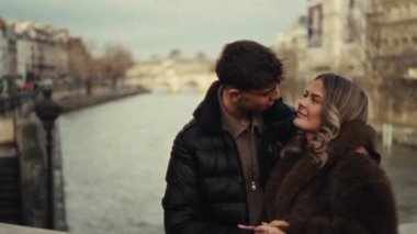 Romantik bir şehir gezisi. Paris 'te birbirine aşık bir çift, el kamerasıyla Super 8 film tarzında çekim yapıyor. Bulanık bir seyahat, romantik komedi ve Avrupa şehirleriyle ilgili belgeseller hazırlıyor.