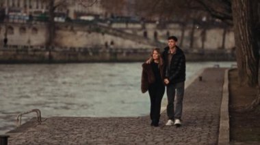 Romantik bir şehir gezisi konseptini sergileyen Paris 'teki Seine Nehri' nde yürüyen bir çift el kamerasıyla Süper 8 filminde görüntüler bulanık bir klasik seyahat vlogları belgeselleri ya da ticari projeler içeriyor.
