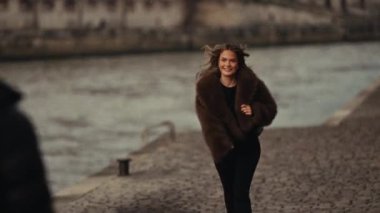 Romantik bir şehir gezisi. Bir çift Paris 'te Seine Nehri' nin yanında yürüyor. Süper 8 film stili, elde taşınabilir, estetik seyahat, romantik komediler ya da Avrupa şehirleri hakkında belgeseller.