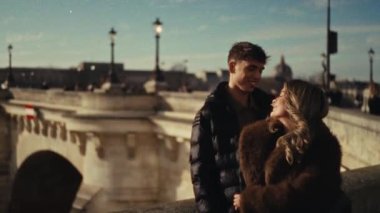 Romantik bir kaçış konseptini gösteriyor. Paris 'te bir köprüde birbirini kucaklayan bir çift. Sahne, el kamerasıyla çekilen Super 8 film tarzında bulanık ve klasik bir seyahat içeriği belgeseli ya da ticari projeler yaratıyor.