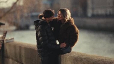 Romantik bir şehir gezisi. Geceleri Paris 'te birbirine aşık bir çift, bulanık estetik seyahat içeriği hedefleri ve Avrupa tatil kampanyaları olan el yapımı bir Super 8 film tarzında çekiliyor.