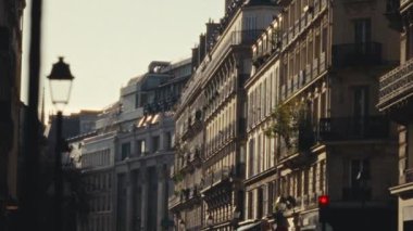 Klasik mimarisi olan Paris caddesini andıran romantik bir şehir gezisini anımsatan el yapımı bulanık Super 8 film tarzı klasik bir seyahat vlog belgeseli ya da nostaljik bir his arayan ticari projeler ekliyor.