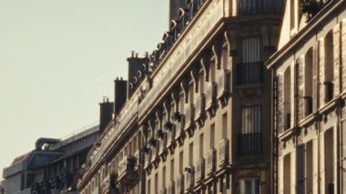 Paris mimarisini elde taşınabilir Super 8 film tarzıyla sergileyen romantik bir şehir gezisini anımsatan bulanık nostaljik estetik, Avrupa seyahatleri belgeselleri veya ticari projeleri sırasında birbirine aşık olan bir çifti yakalar.