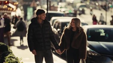 Romantik bir şehir gezisi. Genç bir çift, Paris 'te el ele tutuşmuş bir sokakta el ele yürür. Film, el ele tutuşan, bulanık bir estetik seyahat, romantik komedi ve Avrupa' ya özgü reklamlarla çekilir.