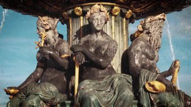 Paris 'teki Place de la Concorde fıskiyelerinin tarihi içerikli seyahat belgeselleri veya Avrupa kültürünü ön plana çıkaran ticari projelerin Paris mirası ve kültür turizminin bulanık el yapımı retro-film çekimini gösteriyor.