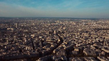 Paris 'in nostaljisini göstererek Paris' in havadan görünüşü ve bulanık el kamerası efekti klasik bir seyahat ve belgesel içeriği yaratır. Şehir manzarası şehir mimarisini yakalar.