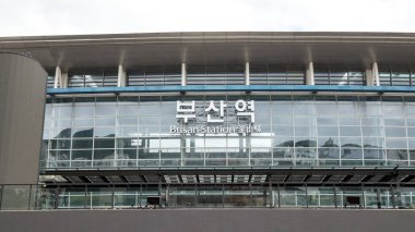 Busan İstasyonu dış binasında popüler toplu taşıma merkezinin adı gösteriliyor