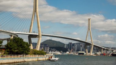 Modern kablo, Güney Kore Busan körfezinden köprü ve viyadük olarak geçti.