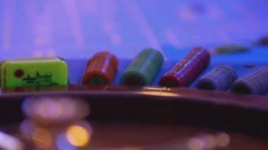 Rulet masası casino - oyun simgeleri - groupier öder dışarı büyük kazanmak içinde