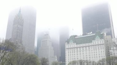 Manhattan binalarda buğu - yağmurlu bir gün