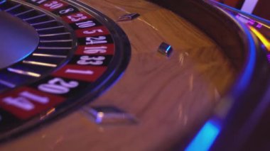 Alan 6 siyah top çalıştıran bir Casino - rulet tekerleği düşüyor