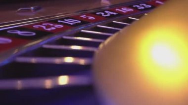 Makro görünümü bir Casino - rulet tekerleği topu alan 8 siyah düşüyor