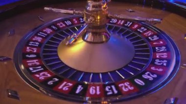 Rulet tekerleği bir casino - alan 25 kırmızı topa