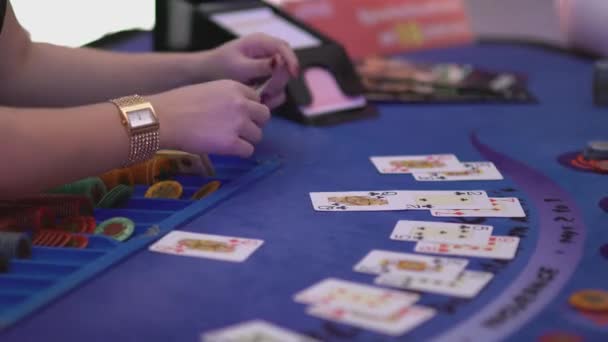 Азартные игры Блэк Джек в казино - дилер в Блэк Джек — стоковое видео