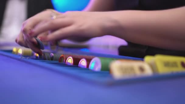 Азартные игры Black Jack в казино - дилер сортирует игровые фишки и начинает игру — стоковое видео
