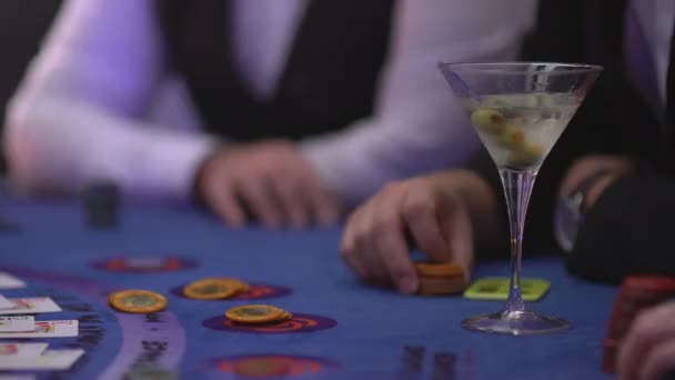 Jogando Black Jack em um cassino - Jogador pedindo cartões - estilo James Bond — Vídeo de Stock