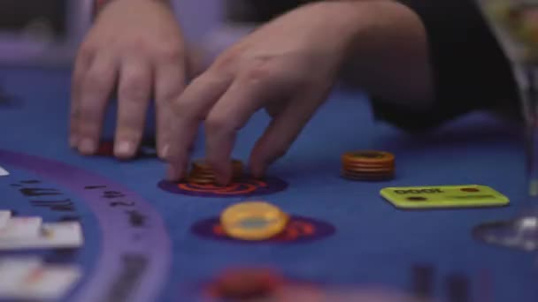 Spela Black Jack i ett kasino - att göra vad med gaming chips — Stockvideo