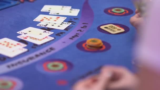 Τυχερά παιχνίδια μαύρο Jack σε ένα καζίνο - νευρικό παίκτες — Αρχείο Βίντεο