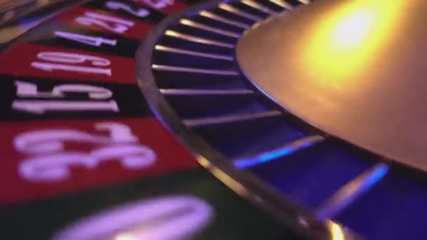 Roulettewiel in een casino - extreme close-up — Stockvideo