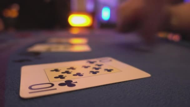 Блэк Джек игры казино - раздача карт - удивительный вид вблизи — стоковое видео