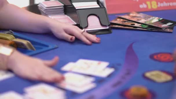 Азартные игры Блэк Джек в казино - добавление карт из саней Стоковое Видео