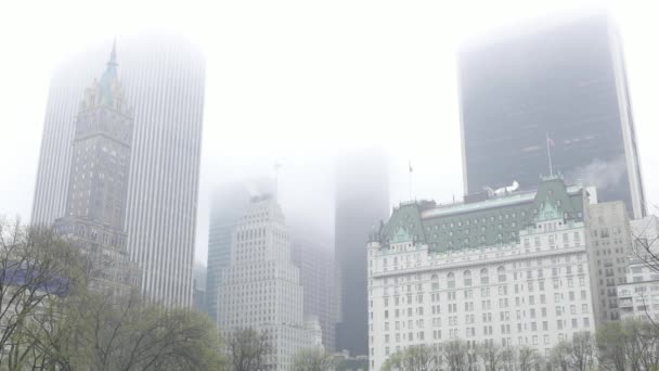 Edificios de Manhattan en la niebla - en un día lluvioso — Vídeo de stock