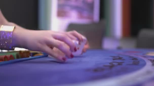 Dealer riffles jouer aux cartes à une table de jeu — Video