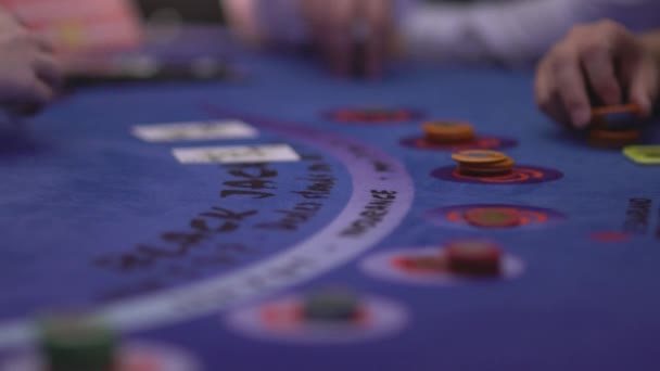 Verstrekking van kaarten op Black Jack tafel bij dealer — Stockvideo