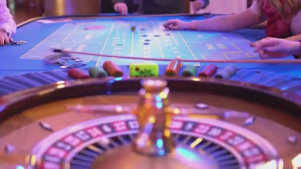 Mesa de ruleta en un casino - ruleta — Vídeo de stock