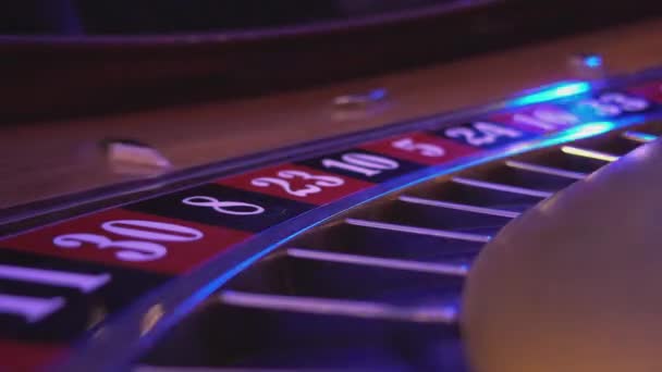 Macro vista su una ruota della roulette in un casinò - palla che cade nel campo 30 rosso — Video Stock