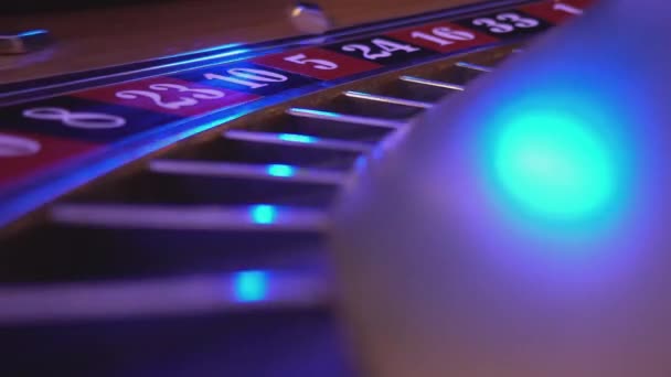 Macro vista su una ruota della roulette in un casinò - palla cade nel campo 16 rosso — Video Stock