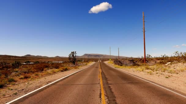 Largo y vacío camino a través del desierto de Arizona  . — Vídeos de Stock