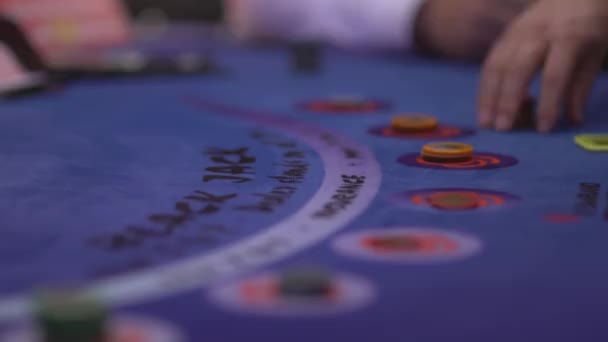 Jogador fazendo aposta colocando fichas — Vídeo de Stock
