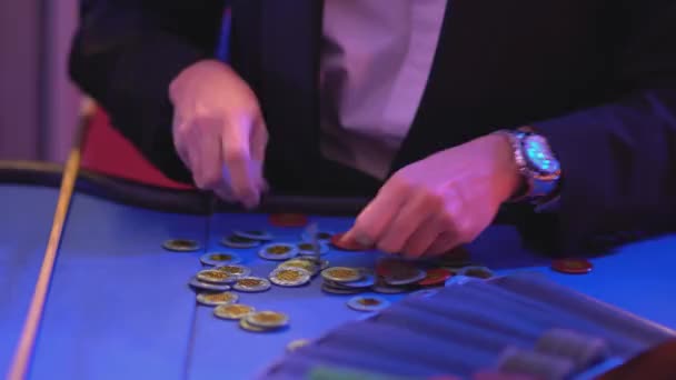 Ruletě v Casinu - groupier shromažďuje a seřadí herní čipy — Stock video