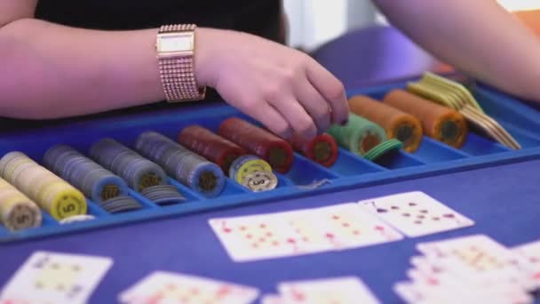 Jogando Black Jack em um cassino dealer pagando vitórias — Vídeo de Stock