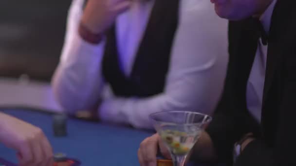 Τυχερά παιχνίδια μαύρο Jack σε ένα καζίνο - τέλος μιας παρτίδας — Αρχείο Βίντεο