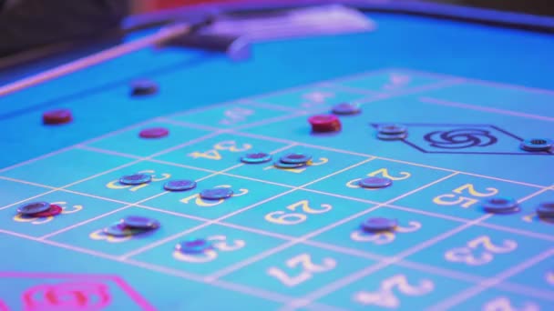 Rulet masası casino - 34 galibiyet - groupier kaldırır kayıp belirteçlerindeki — Stok video